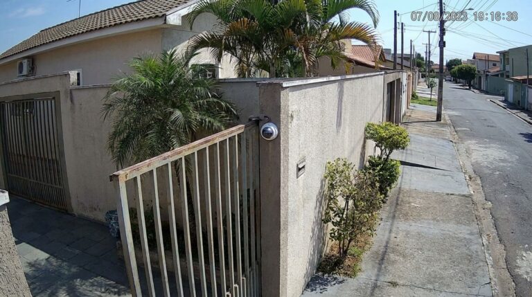 Casal instala câmera no portão para aumentar a segurança e, semanas depois, vizinho descobre que o equipamento também grava toda a entrada da sua casa