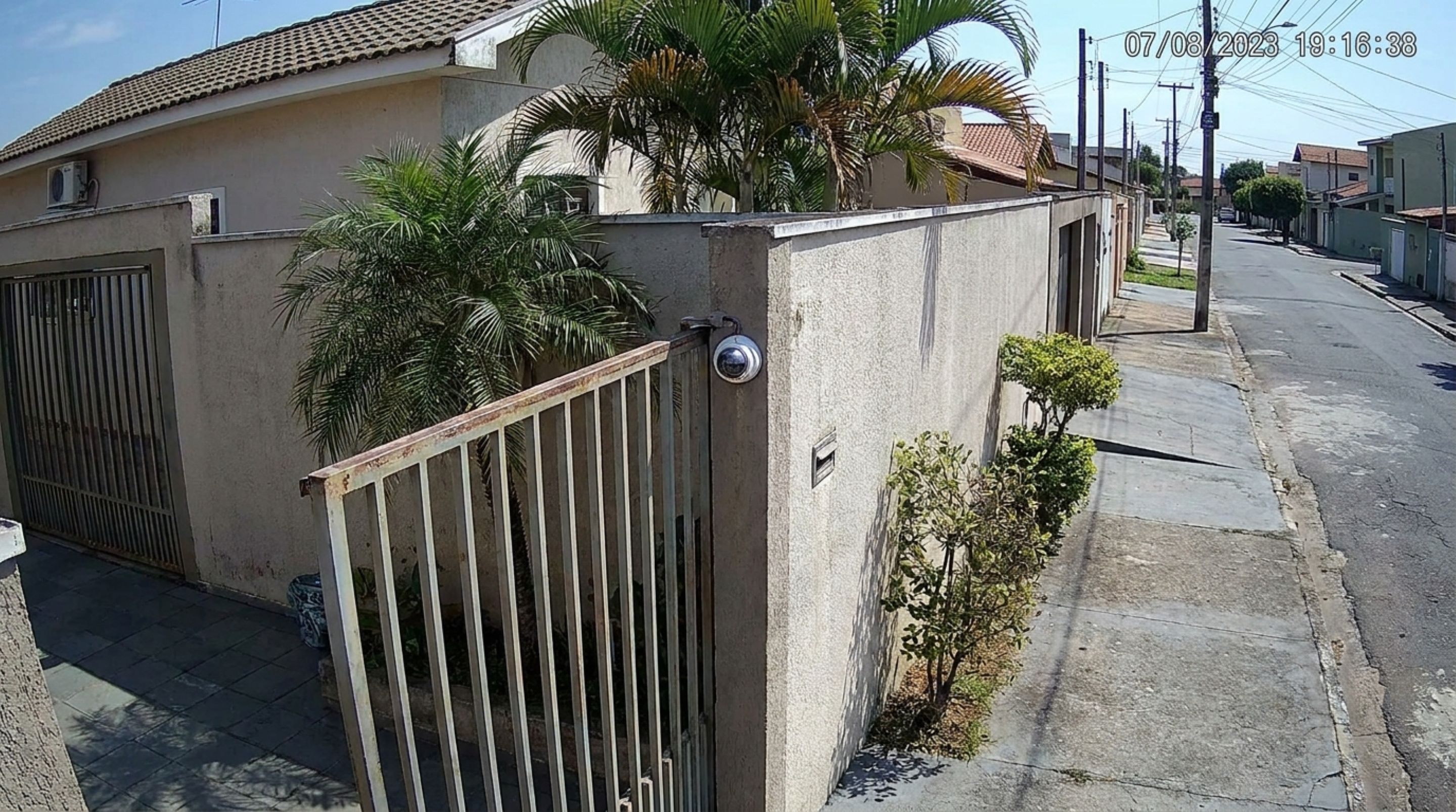 Casal instala câmera no portão para aumentar a segurança e, semanas depois, vizinho descobre que o equipamento também grava toda a entrada da sua casa