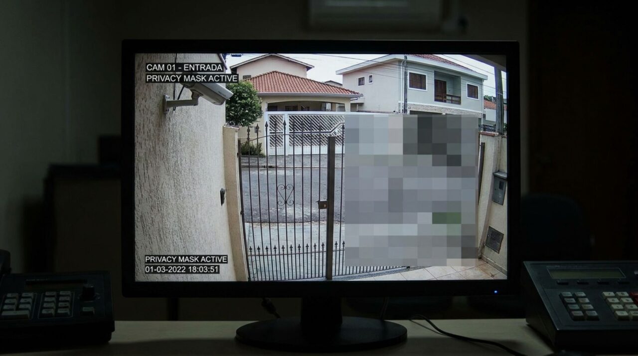 Casal instala câmera no portão para aumentar a segurança e, semanas depois, vizinho descobre que o equipamento também grava toda a entrada da sua casa