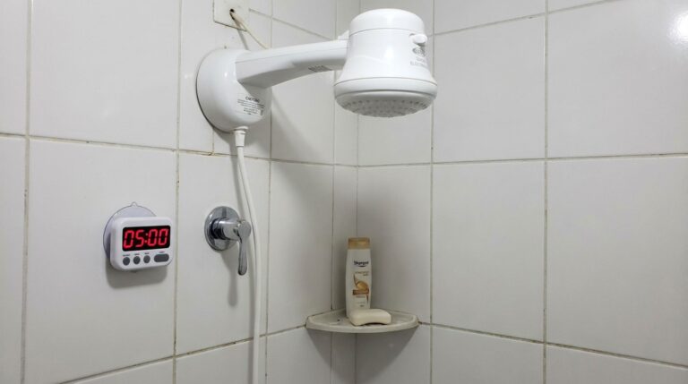 Quanto custa manter um chuveiro elétrico de 7.500 watts ligado por 8 minutos, e por que reduzir o banho para 5 minutos pode economizar o valor de um botijão de gás?