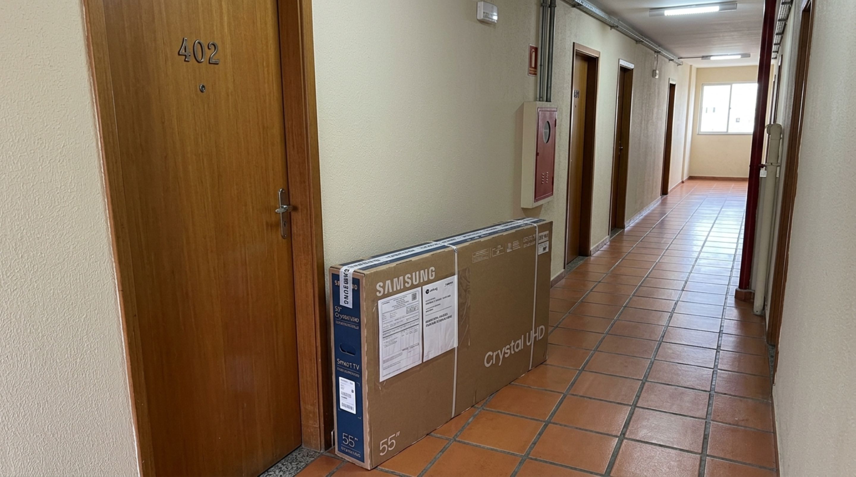Smart TV é entregue no andar errado e morador abre a caixa e instala o aparelho antes de o comprador aparecer, lojista diz que não tem haver com entrega feita errada, já que foi aceito pelo morador