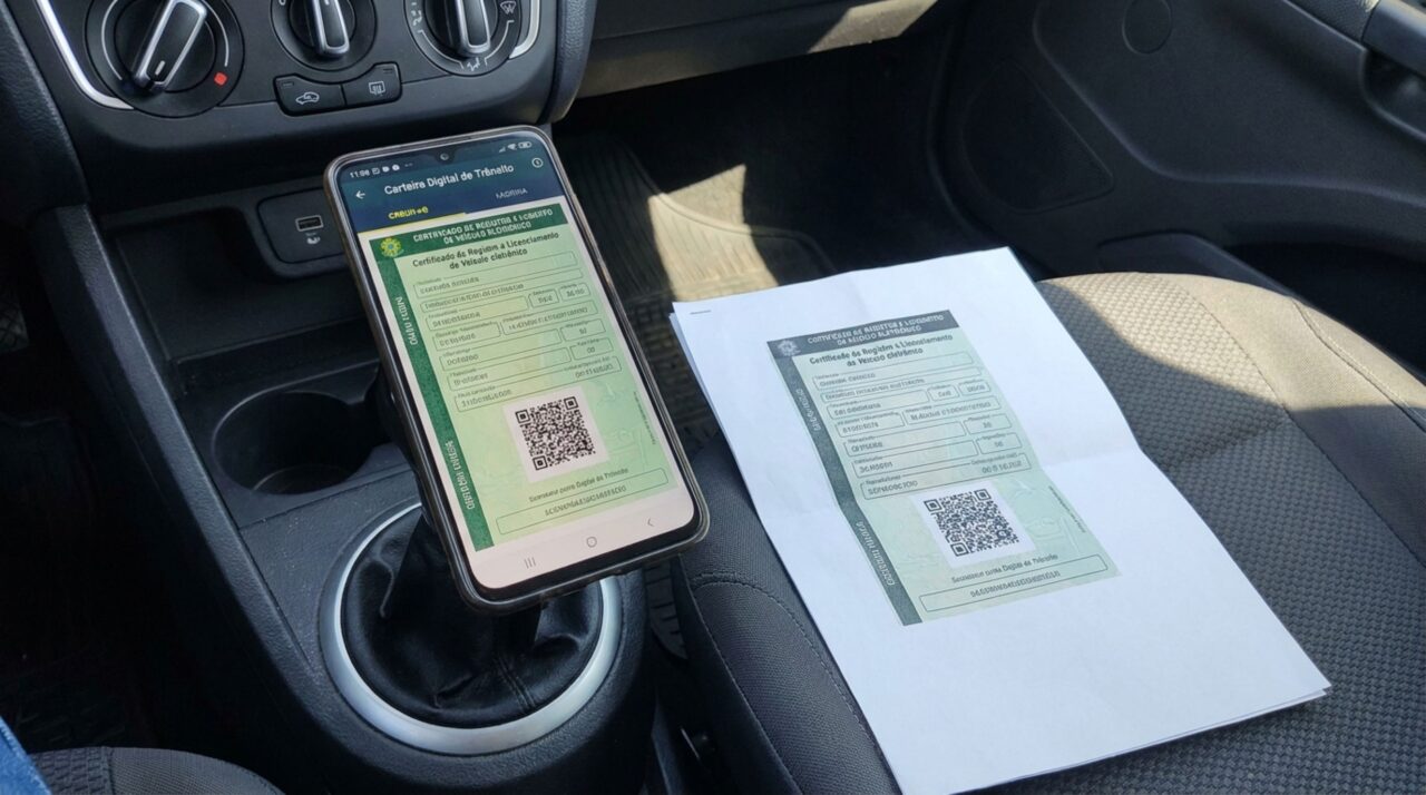 Motorista é parado em blitz, tenta abrir o documento do carro no celular e percebe que está sem internet, acredita que não conseguirá apresentar o CRLV e fiscalização explica como funciona o documento digital durante a abordagem