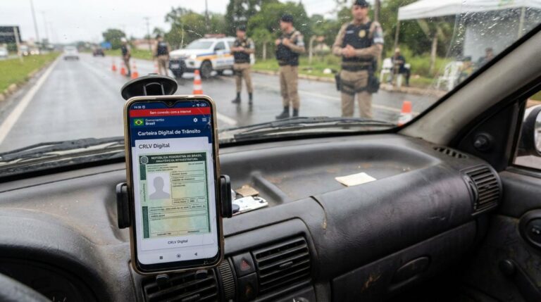 Motorista é parado em blitz, tenta abrir o documento do carro no celular e percebe que está sem internet, acredita que não conseguirá apresentar o CRLV e fiscalização explica como funciona o documento digital durante a abordagem