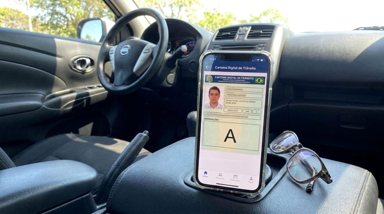 Todos os motoristas que usam óculos precisam observar esta informação impressa na CNH