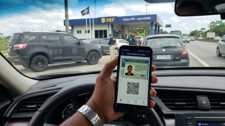 Motorista é parado em blitz numa rodovia sem sinal de internet, diz que deixou a CNH física em casa e descobre, por meio de agente, como apresentar o documento digital já baixado no aplicativo oficial