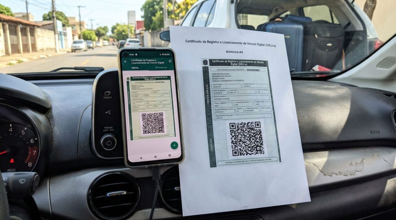 Motorista troca de celular antes de viajar e percebe na blitz que o documento do carro não aparece no aparelho novo