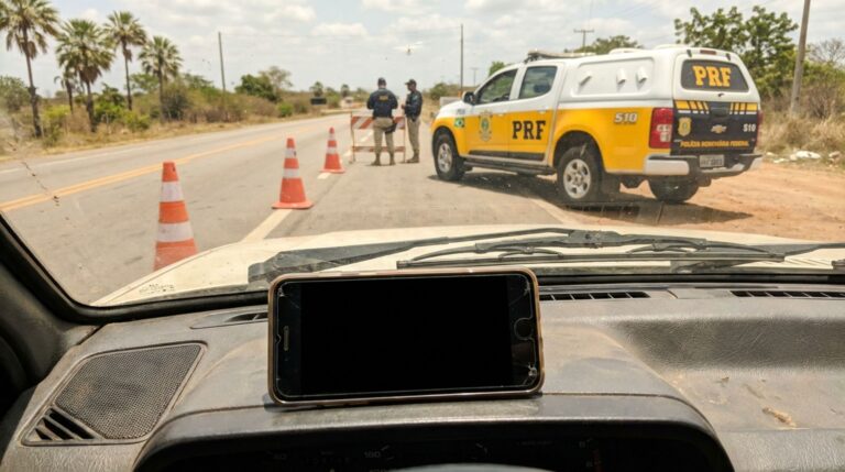 Motorista chega à blitz com celular descarregado e sem CNH física: agente explica quando a ausência do documento gera multa