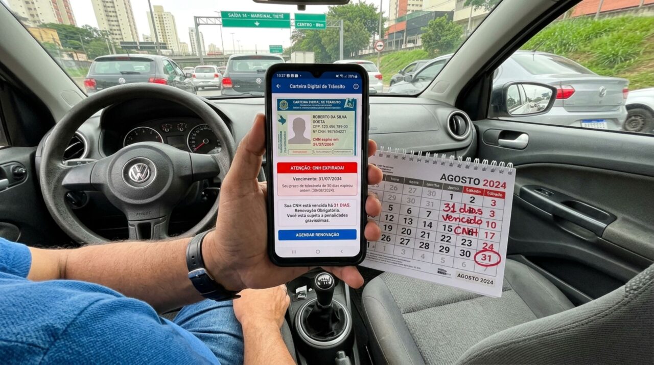 Motorista é parado em blitz com a CNH vencida há 20 dias, acredita que já está dirigindo irregularmente e fiscalização explica quando o prazo de 30 dias passa a gerar infração