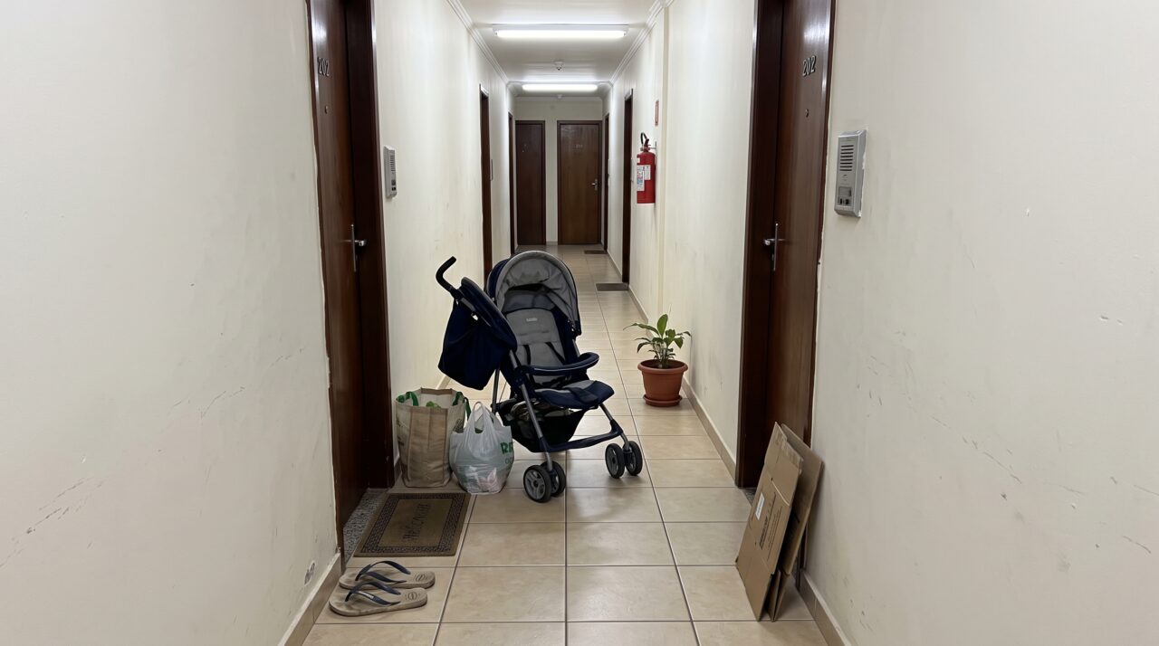 Casal deixa carrinho de bebê, bicicletas e sapateira no corredor todos os dias, síndico recolhe os objetos e aplica multa baseada nas regras do corpo de bombeiros que proíbem obstrução de rotas de fuga
