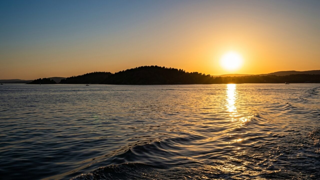 Durante o verão, o sol permanece no céu por horas além do que muitos visitantes esperam, mudando a rotina de parques, restaurantes e ruas desta capital nórdica