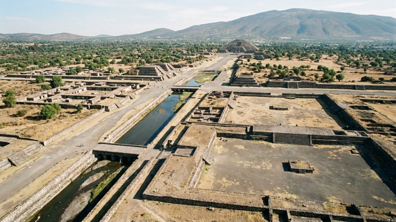 Uma cidade de pelo menos 25 mil habitantes desviou o curso de um rio para encaixá-lo num plano urbano dominado por duas pirâmides gigantes