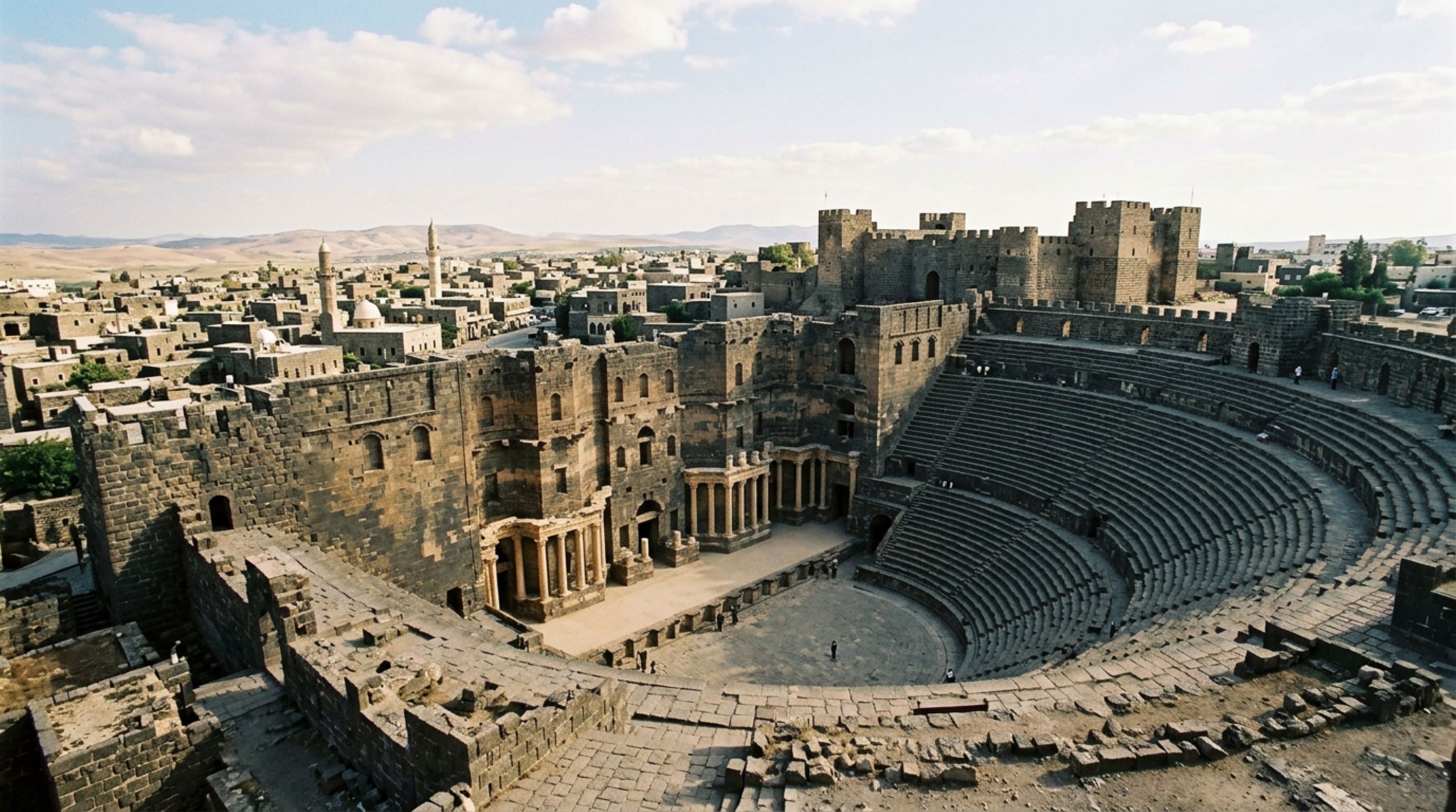 Um teatro romano ficou protegido dentro de uma fortaleza e Bosra preserva arquibancadas de pedra vulcânica escura