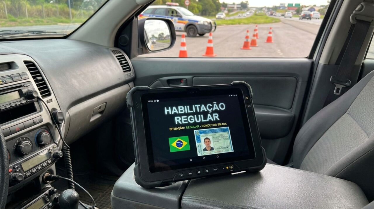 Motorista chega à blitz com celular descarregado e sem CNH física: agente explica quando a ausência do documento gera multa