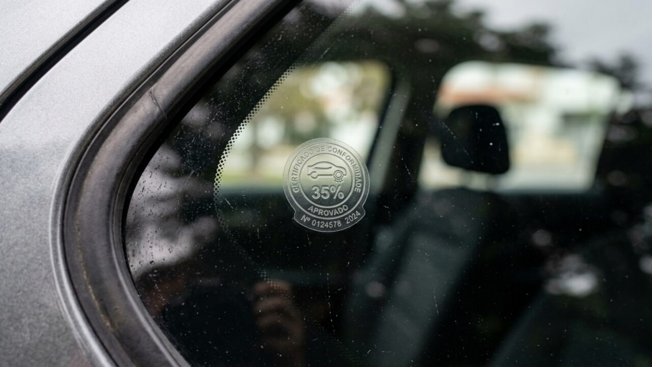 Motorista instala película escura para reduzir calor e recebe ordem para retirar material que havia custado R$ 1.600