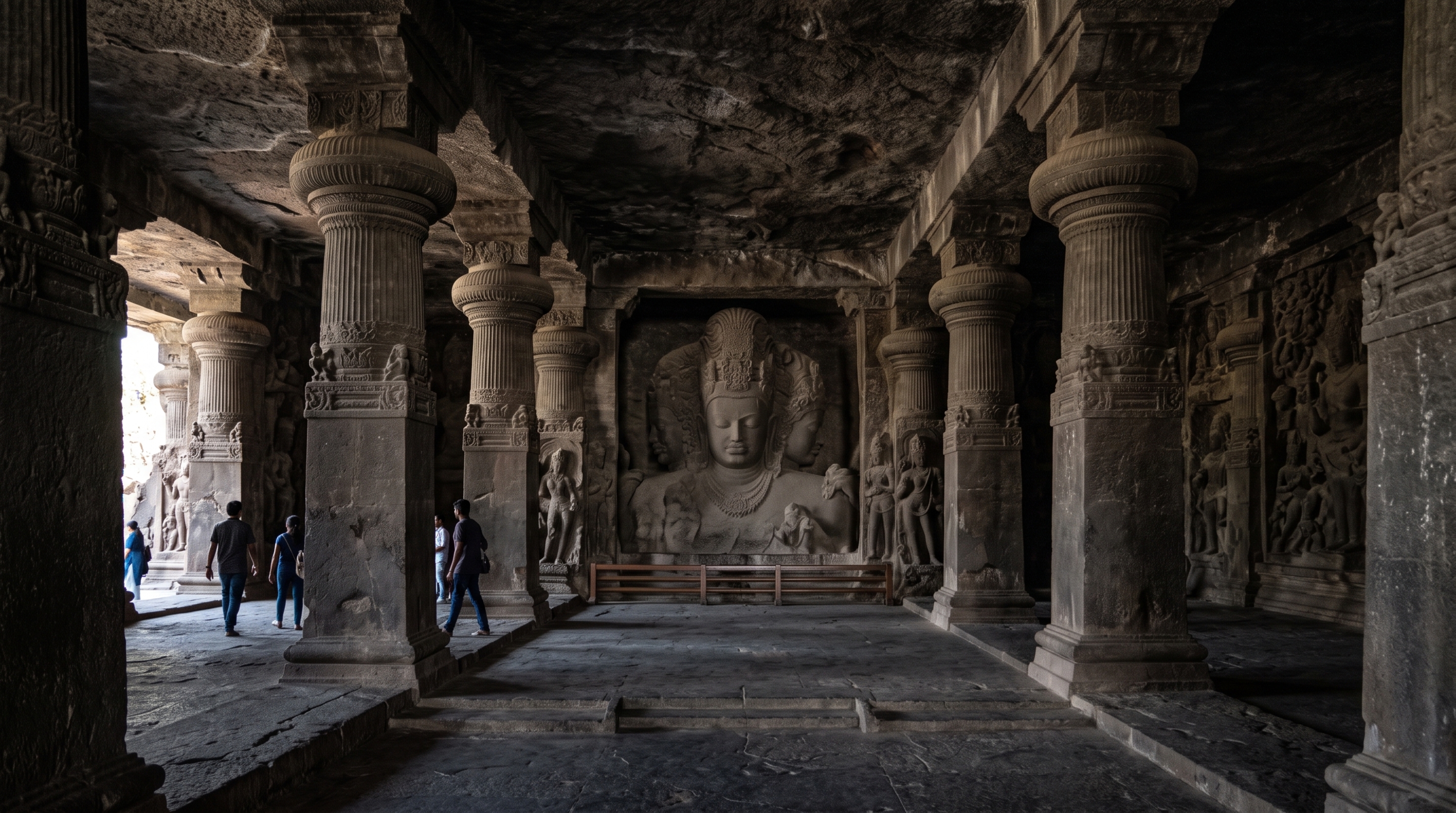 Uma ilha perto de Mumbai esconde uma cidade de cavernas: salão principal avança 39 metros dentro da rocha
