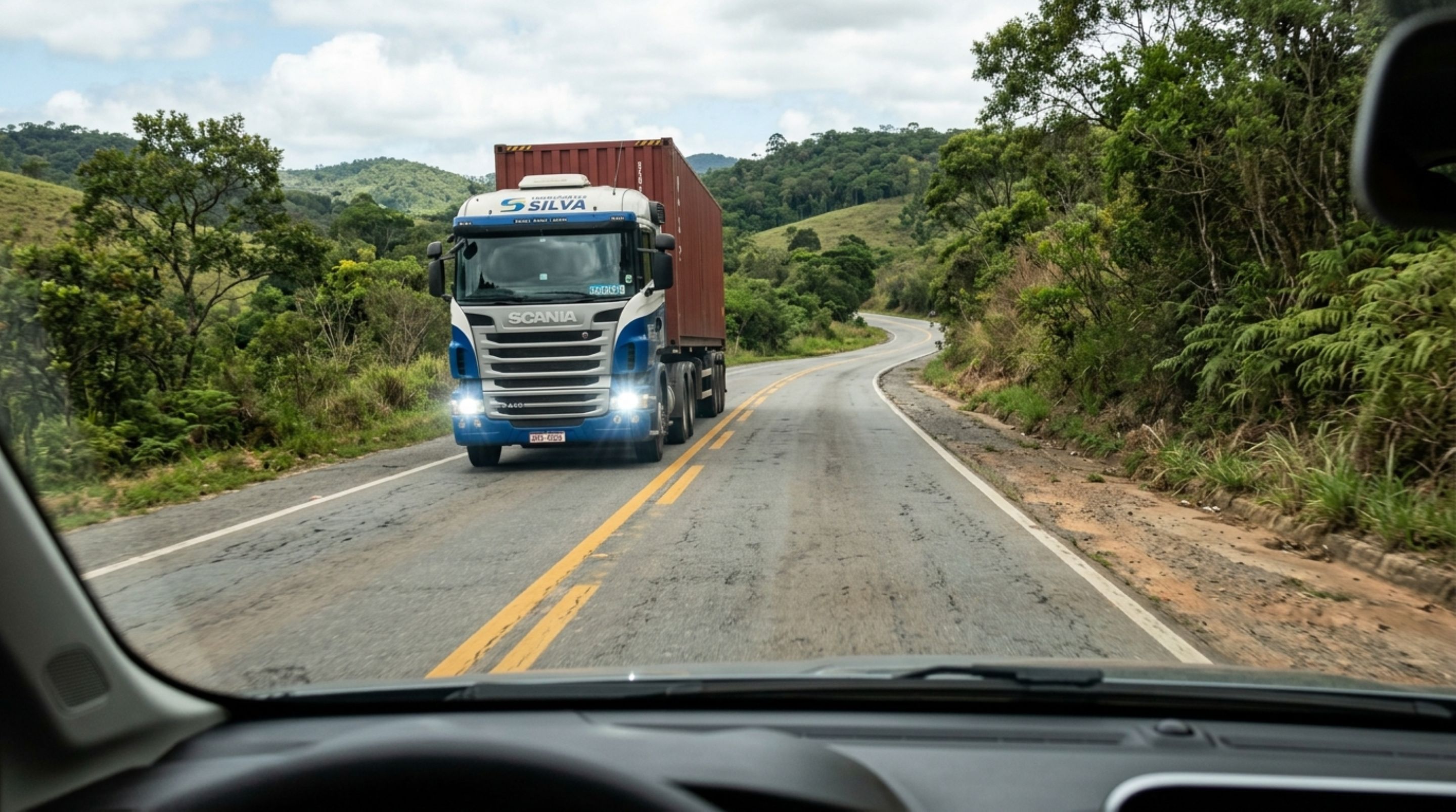 O que significa quando um caminhoneiro dá lampejos com o farol na estrada e por que é importante saber interpretar o sinal?
