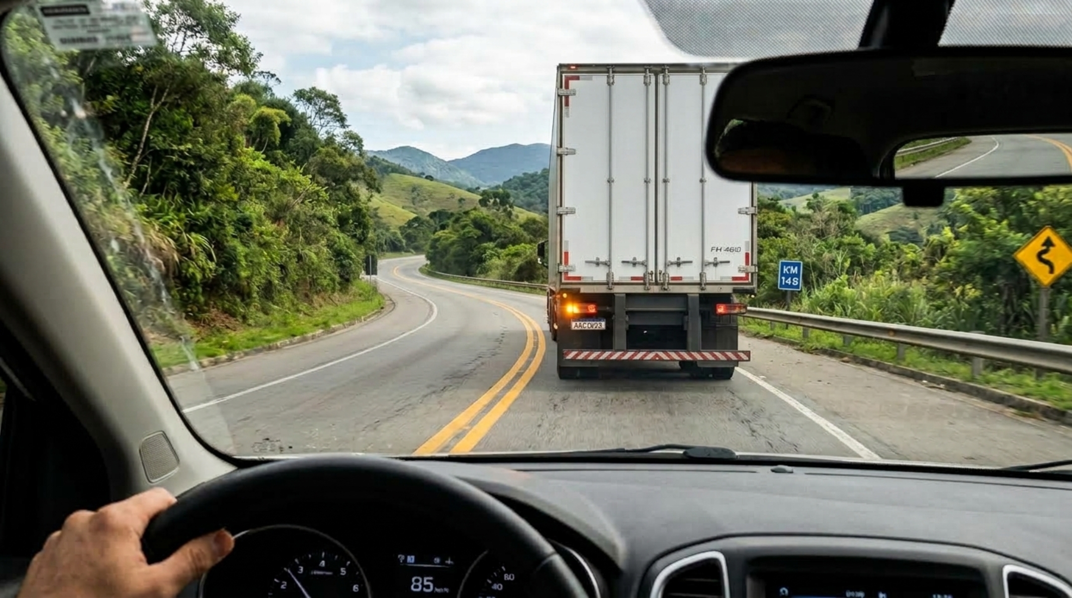 O que significa quando o caminhão da frente liga a seta para a esquerda numa rodovia de pista simples?