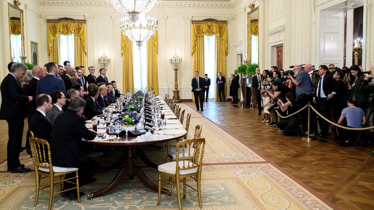 Trump defende IA e fecha acordo com big techs