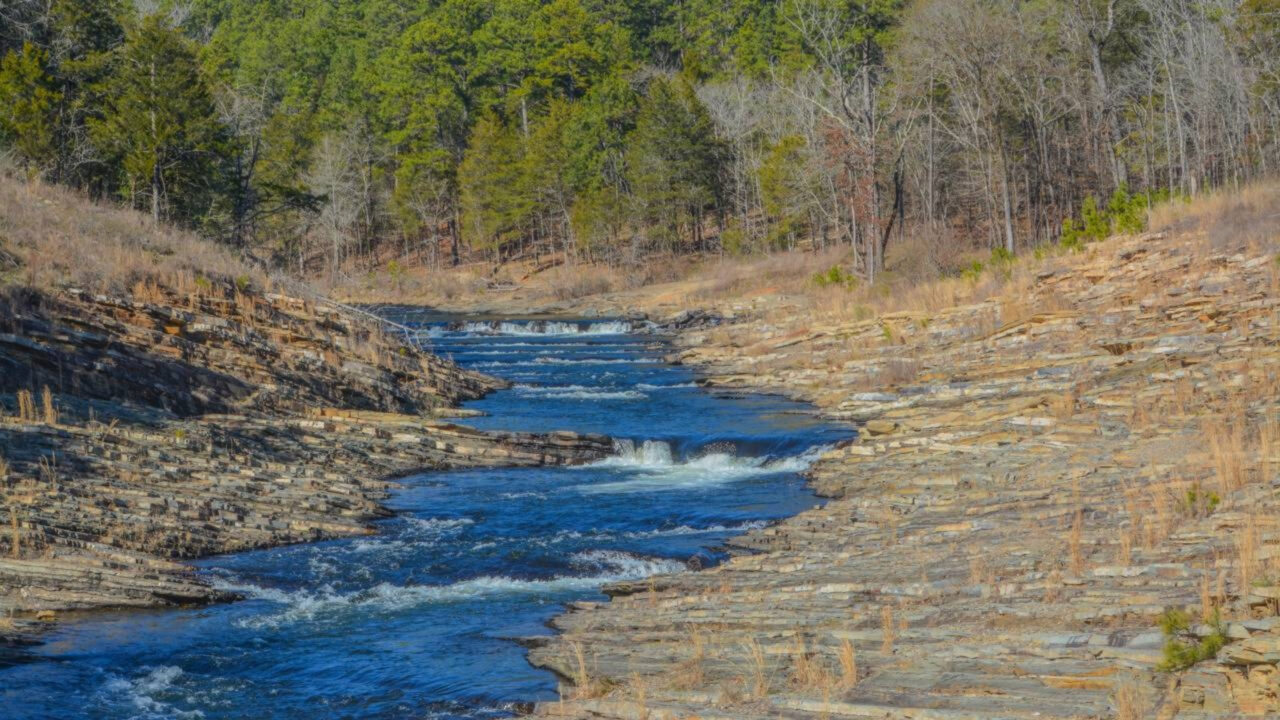 Um homem de Oklahoma disse que comprou cinco acres do avô em 1994; 32 anos depois, o condado afirma possuir uma faixa de 40 pés a poucos centímetros de sua casa e planeja leiloá-la