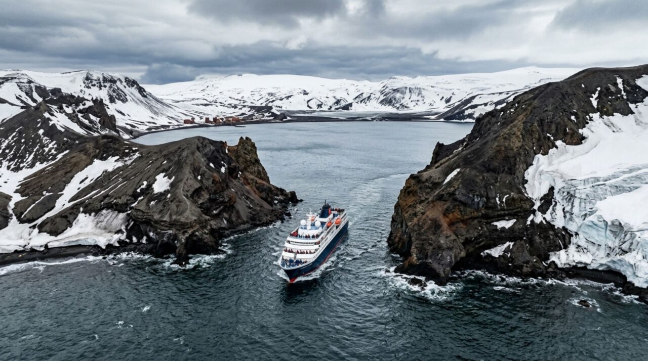 Neptune’s Bellows funciona como a passagem natural que permite ao oceano e às embarcações alcançar diretamente o interior inundado da caldeira de Deception Island