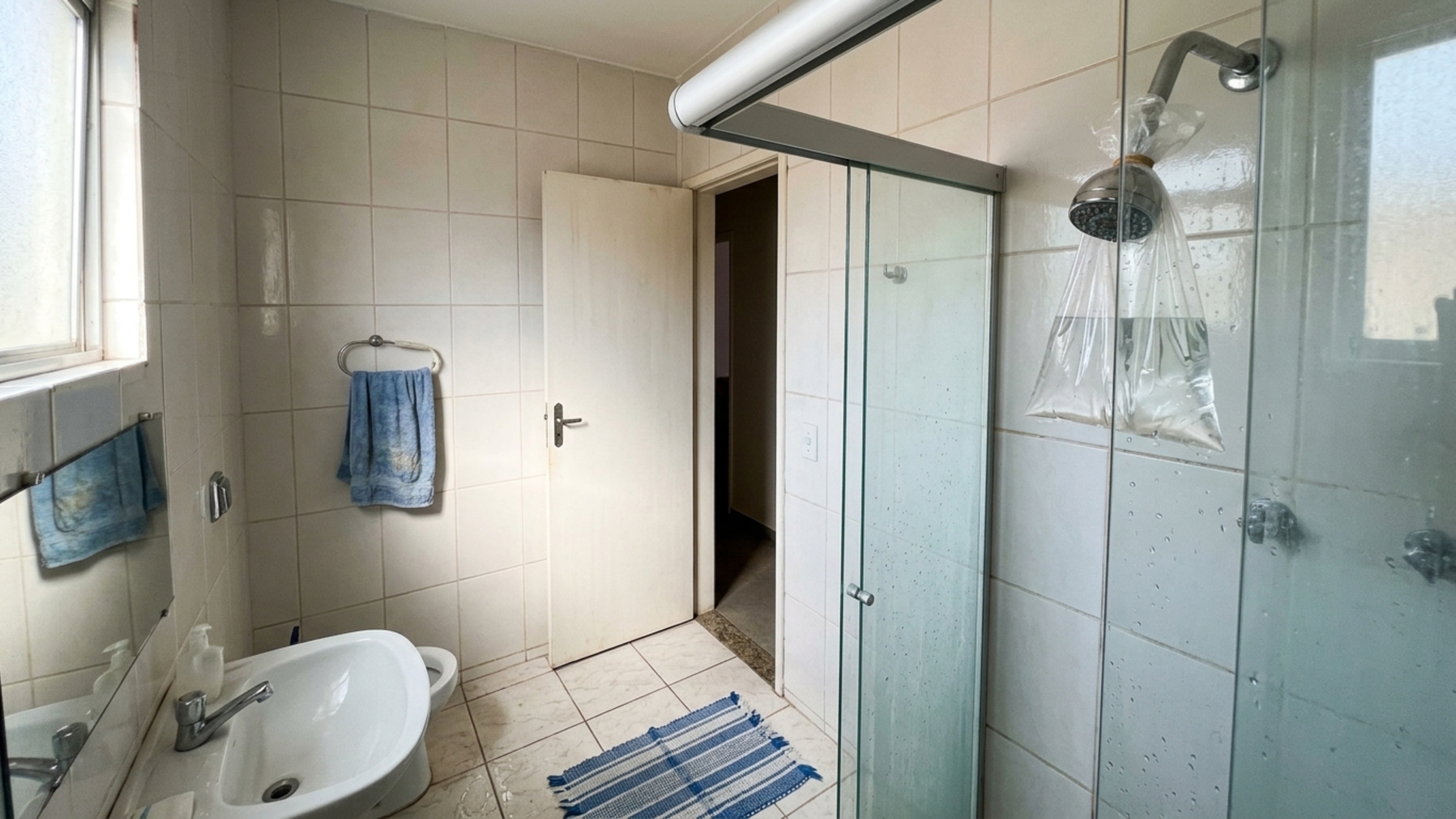 Sem desmontar o chuveiro nem chamar eletricista: a forma simples de limpar os furinhos entupidos usando apenas vinagre e um saco plástico