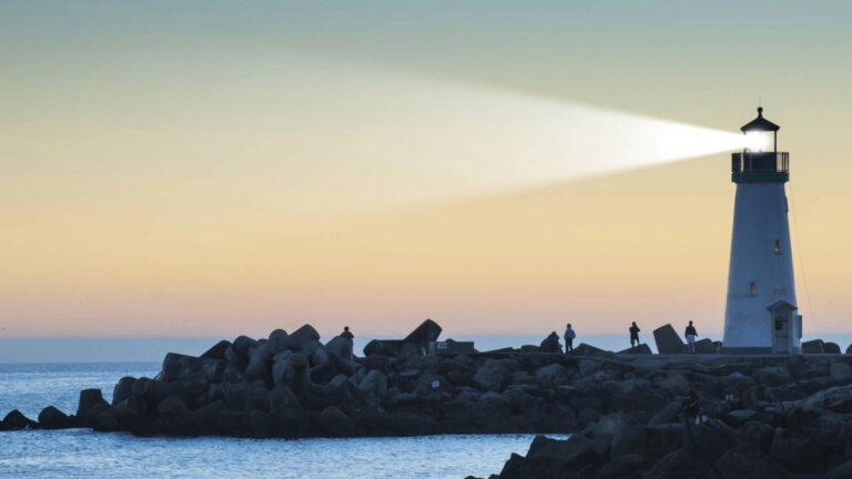 Voluntários para cuidar de um farol na Califórnia Casa gratuita, 313 degraus, um inverno frio e A possibilidade dos ratos