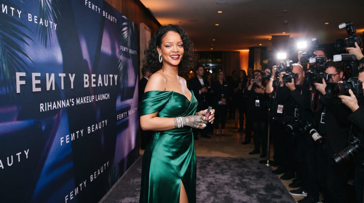 Como Rihanna transformou sua carreira na música em um império bilionário de beleza e moda