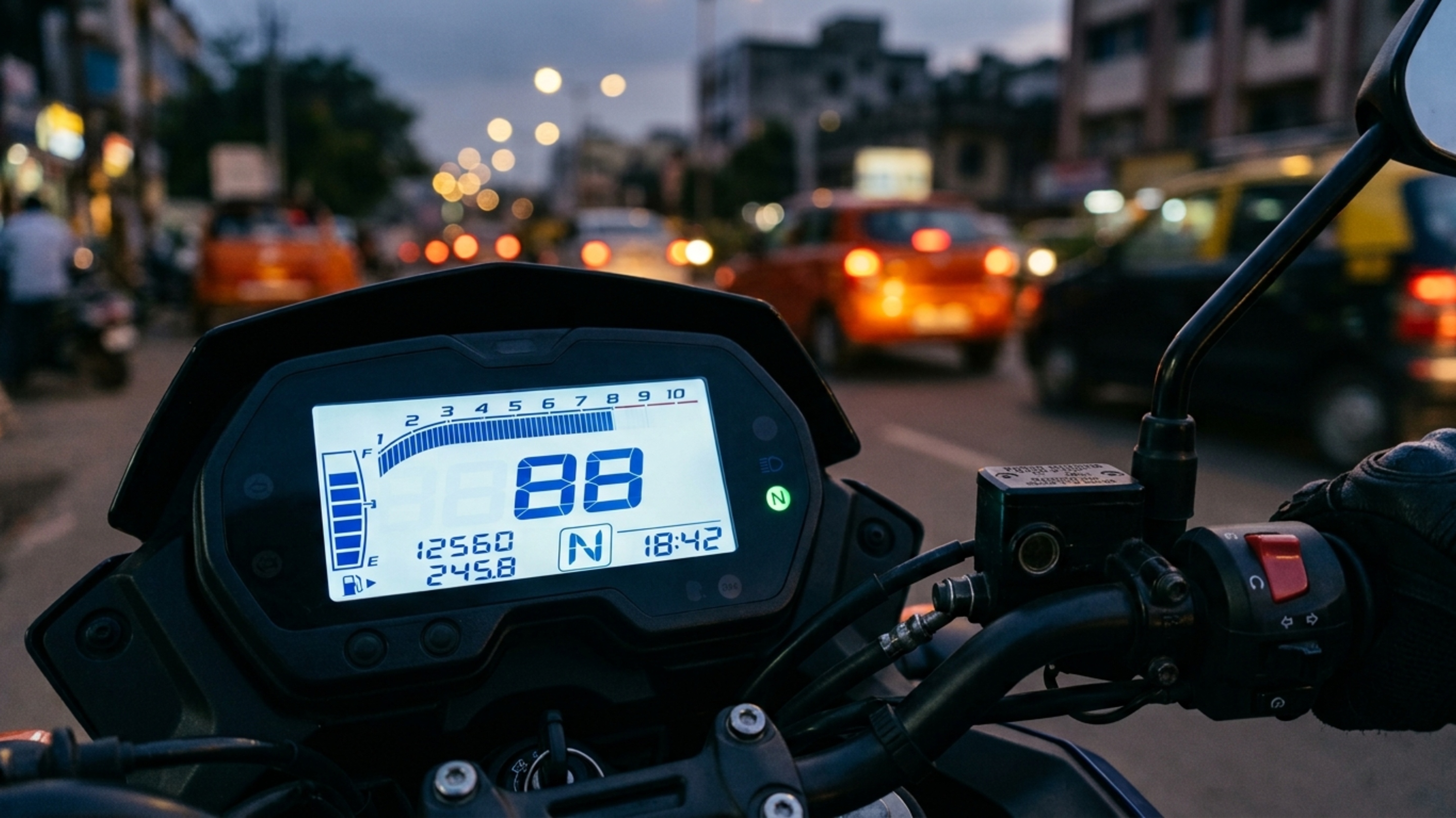 Moto de 250 cc permite ajustar a suspensão traseira, freia com ABS nas duas rodas e tem quatro anos de garantia