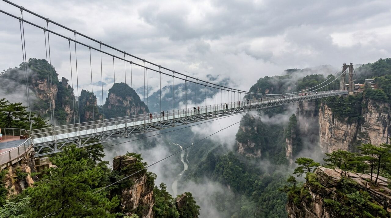 Cabos de aço, estrutura suspensa e painéis de vidro permitem que a ponte de Zhangjiajie atravesse um vale de centenas de metros