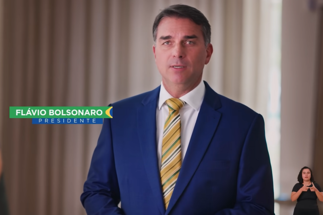 Flávio faz pronunciamento sobre STF e diz que Brasil vive “crise institucional”