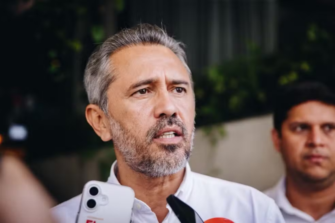 Justiça pune Elmano por associar Ciro a Bolsonaro em propaganda no CE