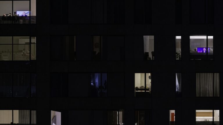 Frame do filme 'Naza' exibe apartamentos