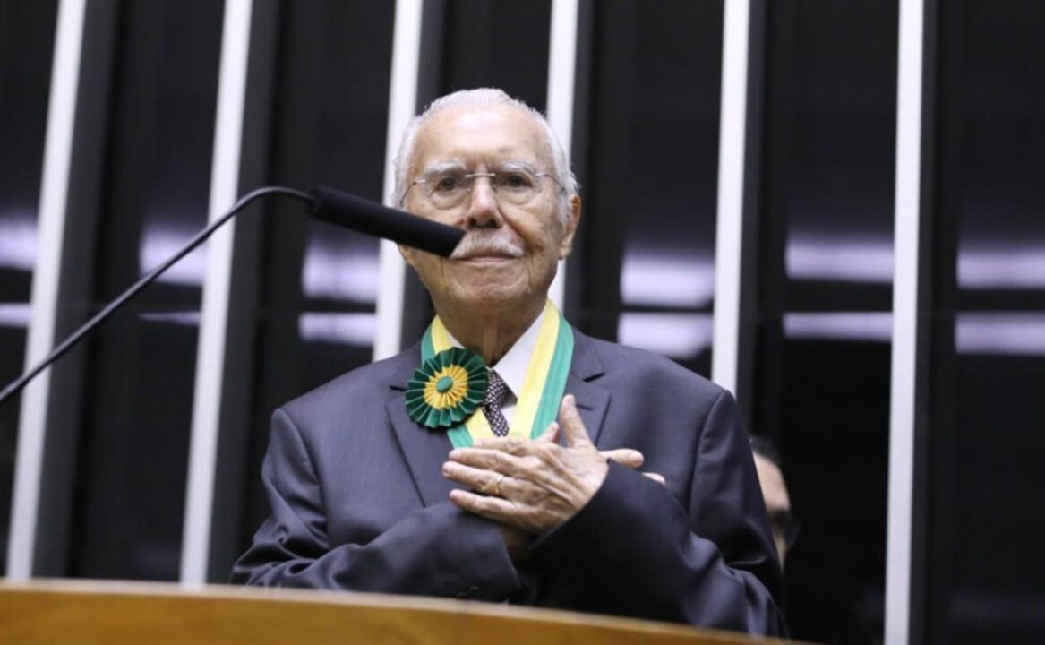 Sarney recebe alta e seguirá acompanhamento médico em casa