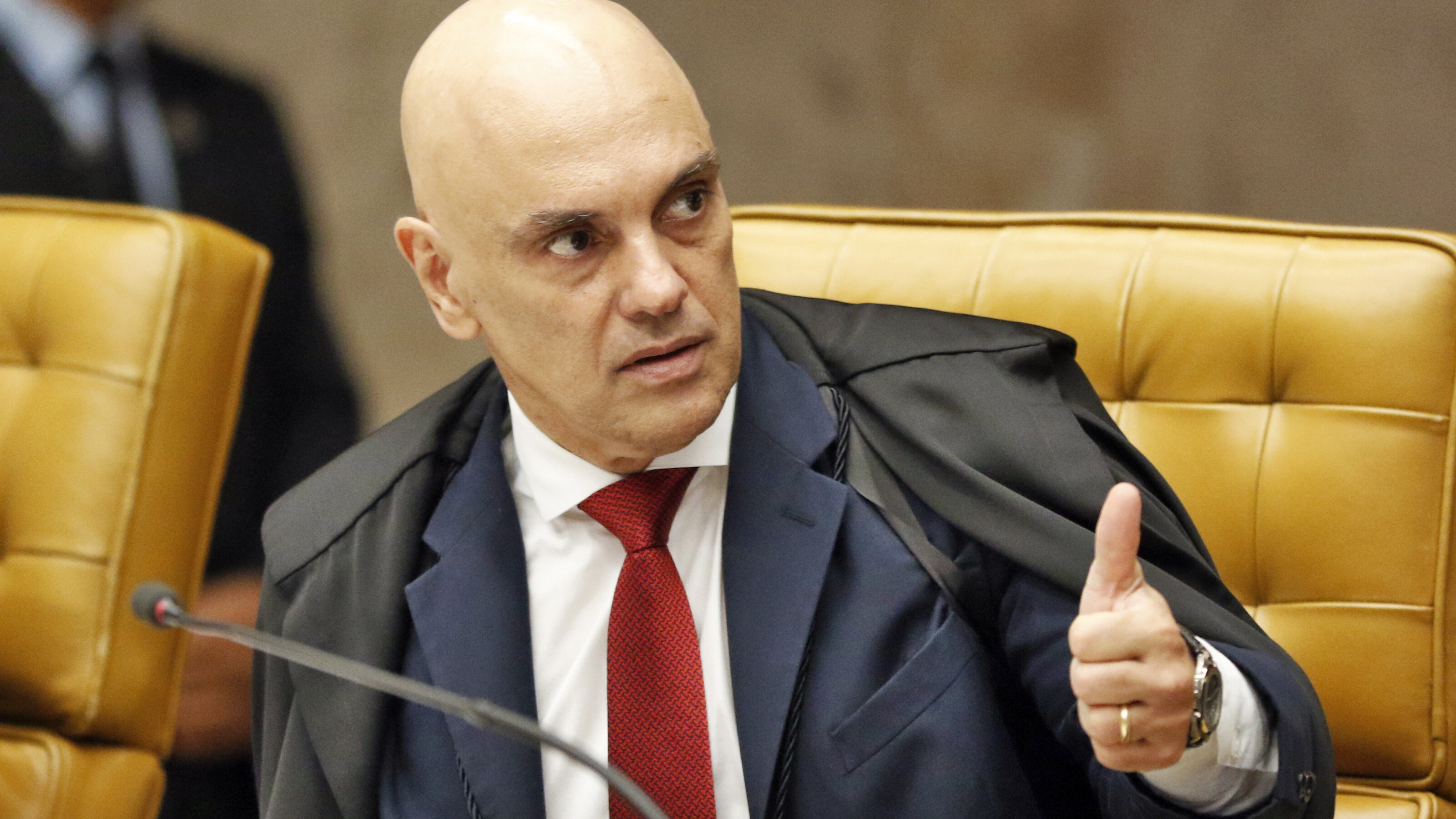 Vorcaro pediu prioridade para voo de Moraes