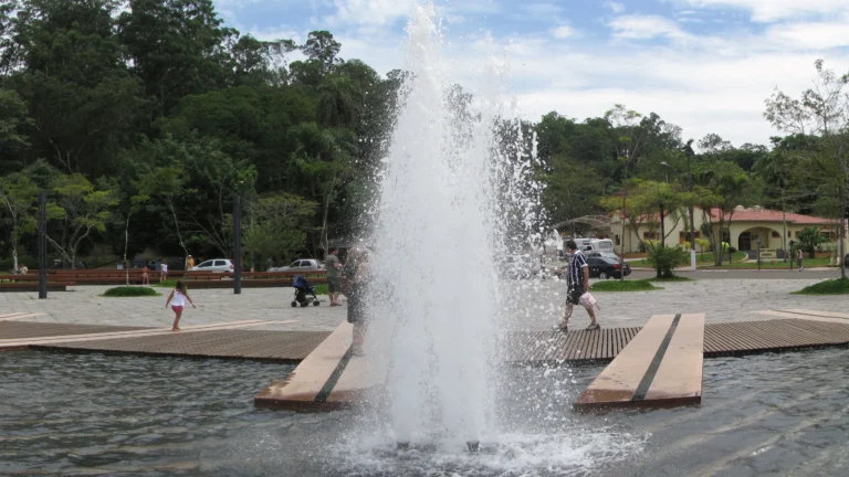Águas de São Pedro reúne fontes, jardins e áreas verdes // Créditos: Wikipedia / Wikimedia Commons