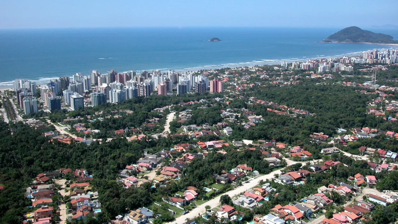 Bertioga reúne praias tranquilas, áreas verdes e bairros próximos ao mar // Créditos: Wikipedia / Wikimedia Commons