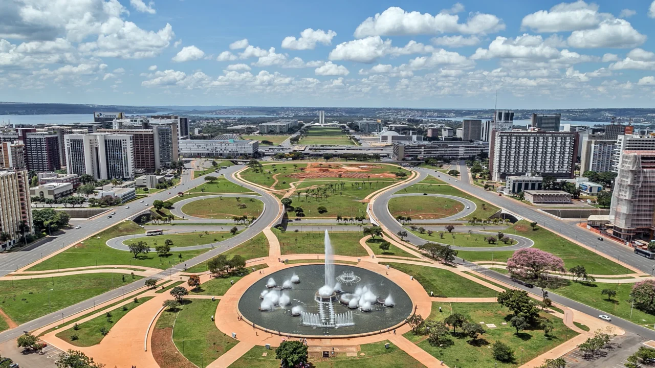 Brasília se destaca pelo urbanismo e pela arquitetura monumental // Créditos: Wikipedia / Wikimedia Commons