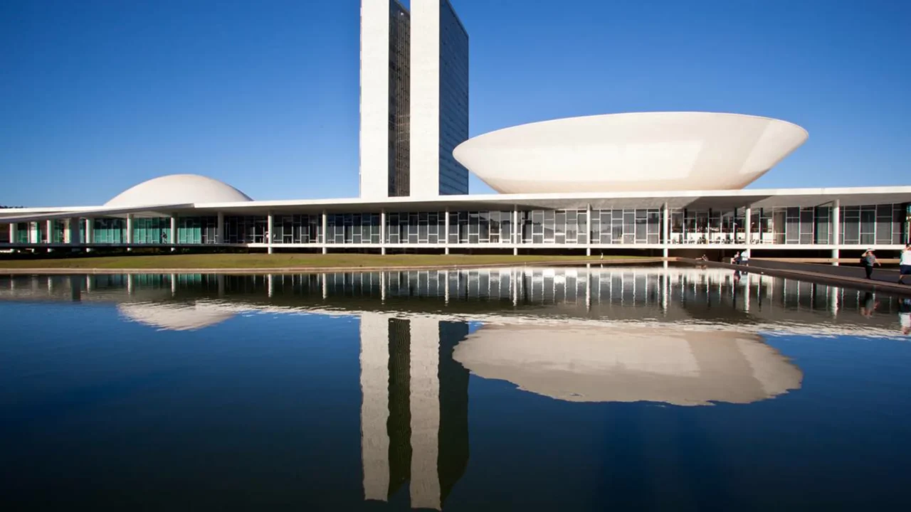 Brasília chama atenção pela arquitetura moderna e pelo planejamento // Créditos: depositphotos.com / schlarmanp