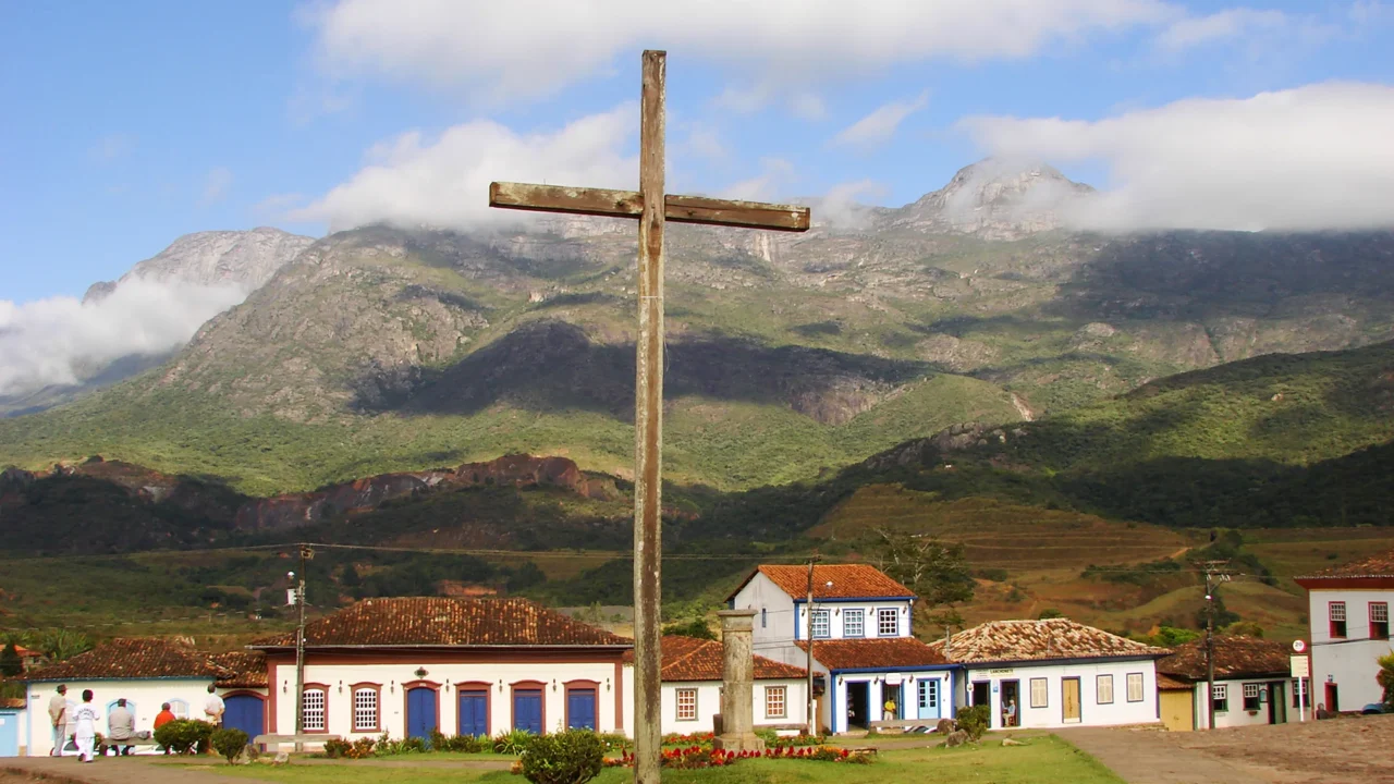 Catas Altas reúne igrejas históricas, montanhas e áreas verdes // Créditos: Wikipedia / Wikimedia Commons