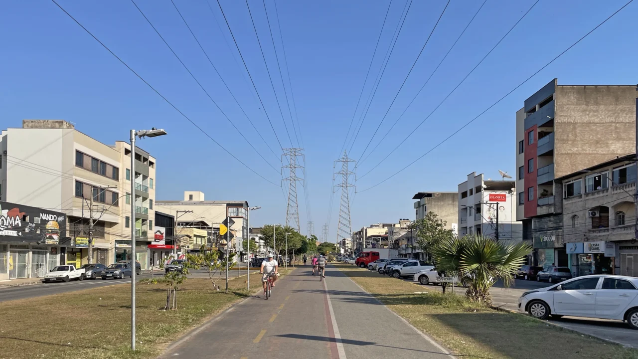 Ipatinga mistura indústria, jardins e desenvolvimento urbano // Créditos: Wikipedia / Wikimedia Commons