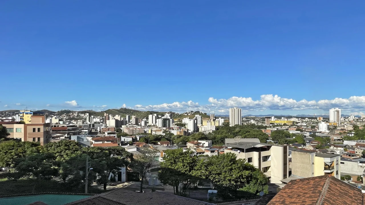 Ipatinga mistura indústria, jardins e desenvolvimento urbano // Créditos: Wikipedia / Wikimedia Commons