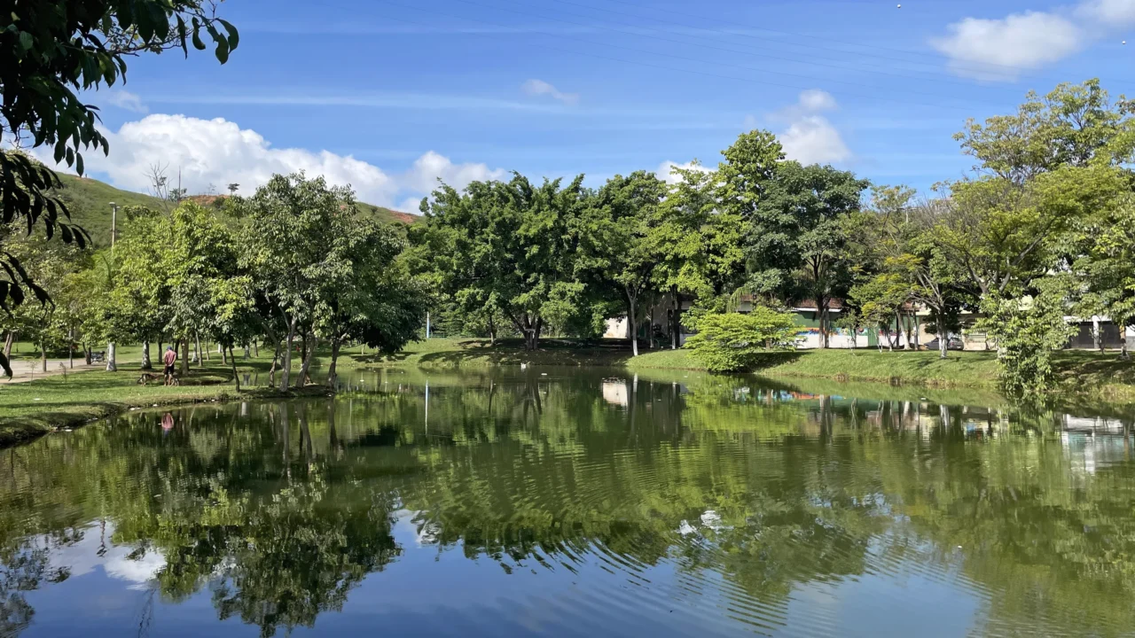 Ganhou um dos últimos parques assinados por Burle Marx: a cidade planejada do leste mineiro onde uma ferrovia de 2,6 km, um estádio e um kartódromo cabem dentro da mesma área verde