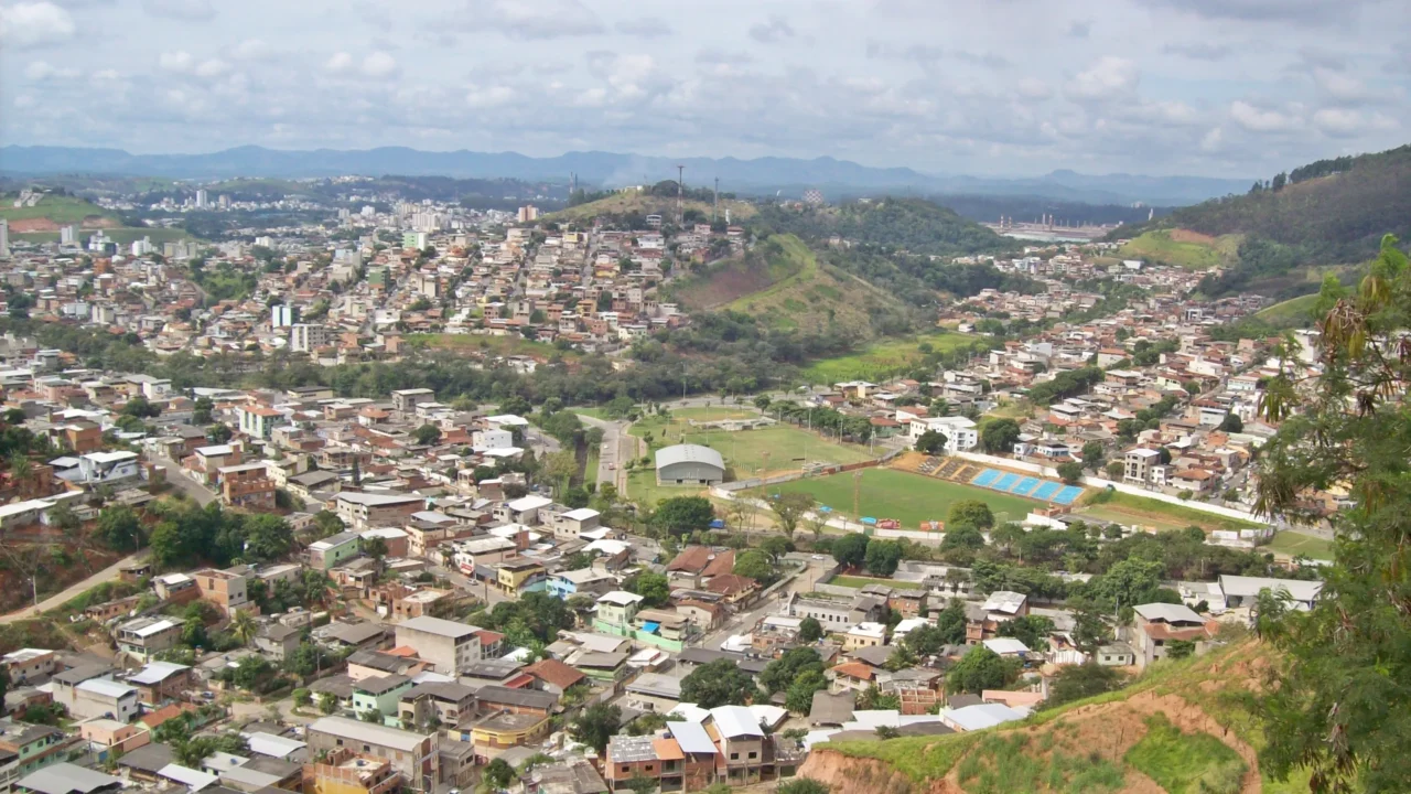 Ipatinga mistura indústria, jardins e desenvolvimento urbano // Créditos: Wikipedia / Wikimedia Commons