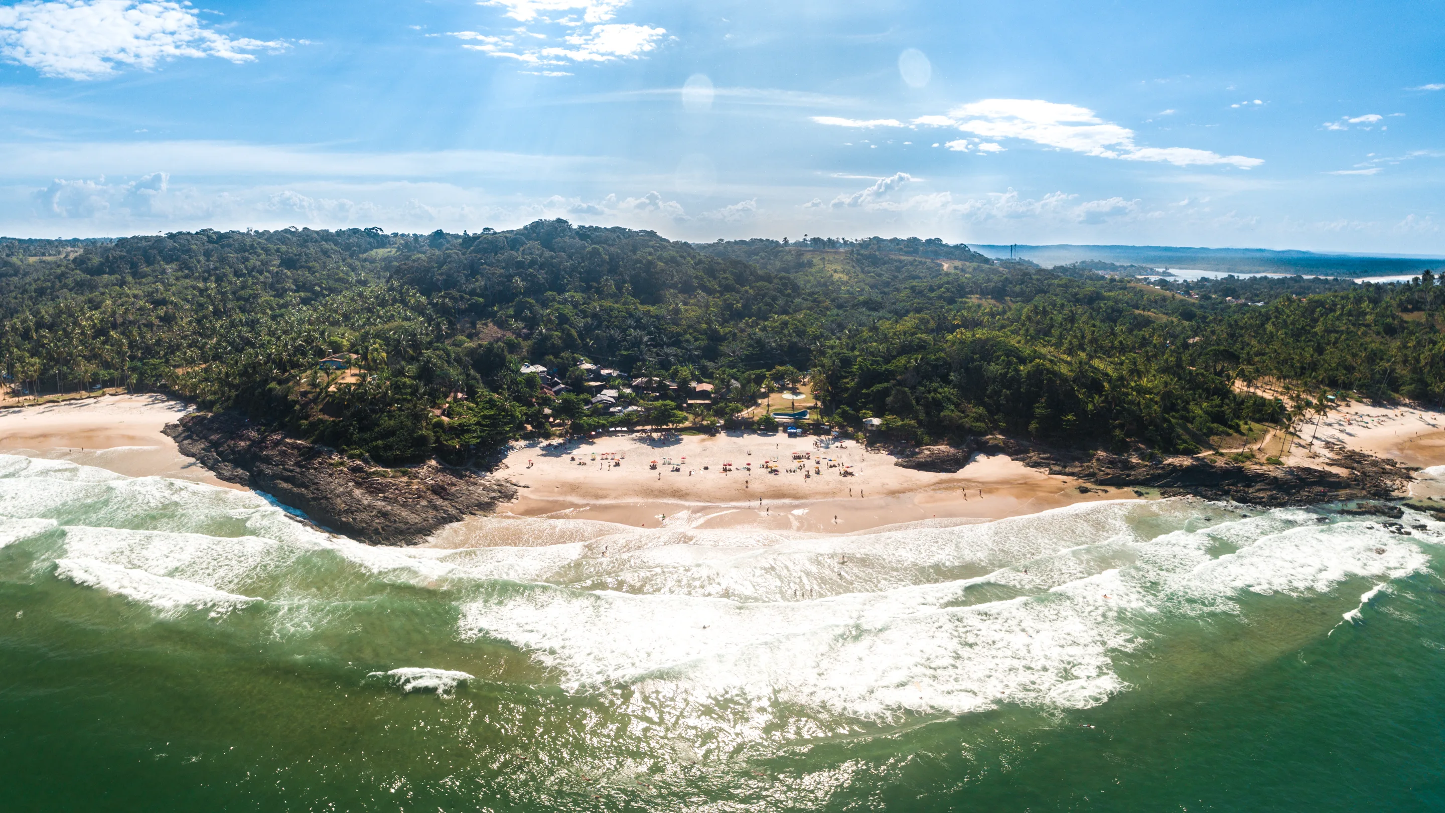 Quatro praias ligadas por uma única trilha e outra a 40 minutos a pé: cidade baiana esconde o litoral entre Mata Atlântica, rios e cachoeiras