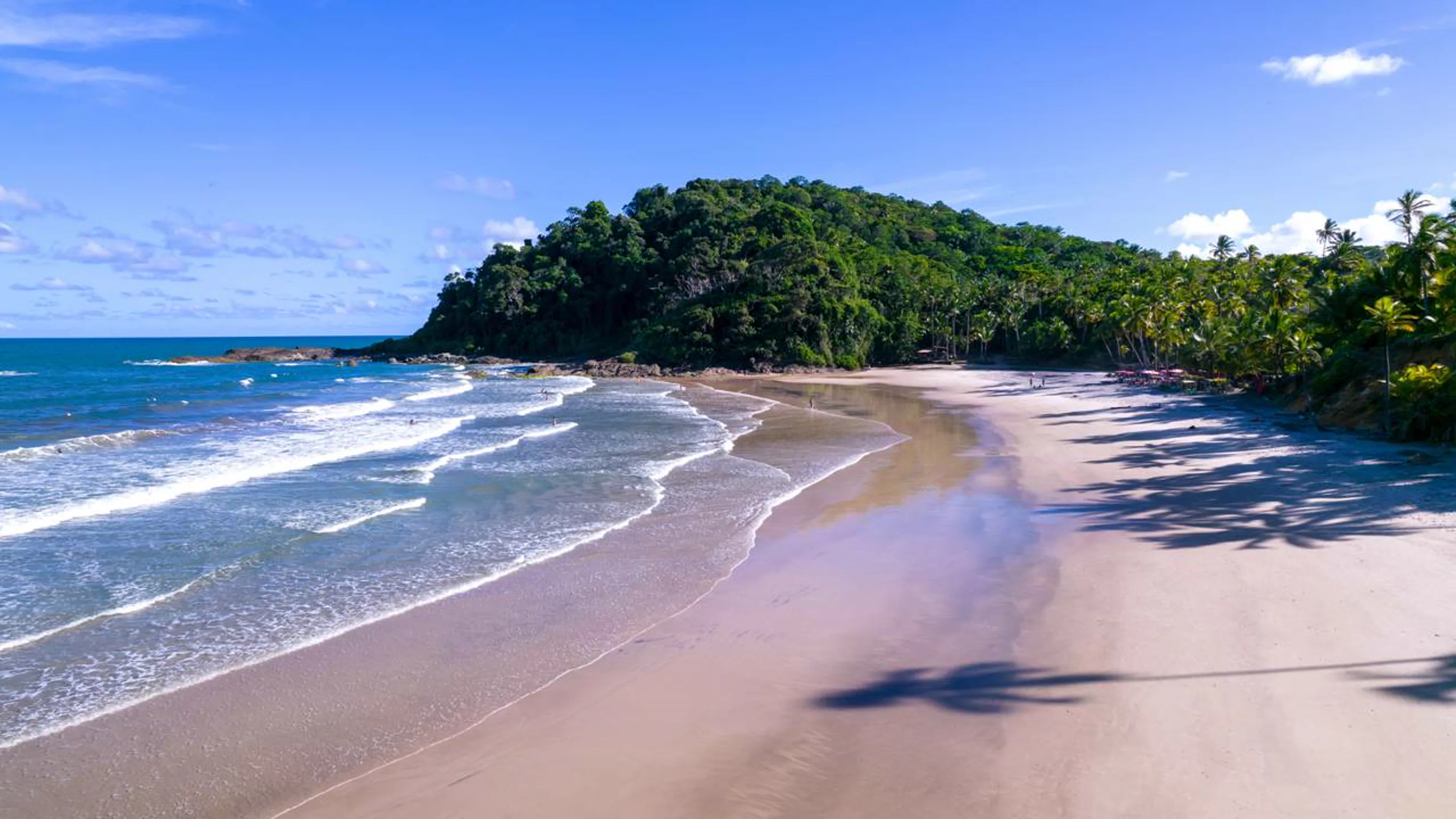 Entre 1942 e 1971, uma cachoeira funcionou como usina na cidade baiana onde rios cercados de mata terminam em praias do Atlântico