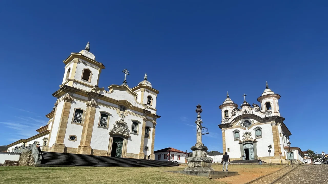 Município mineiro que levou 30 anos para erguer sua câmara e ainda reúne os vereadores no prédio de 1798, entre duas igrejas na mesma praça
