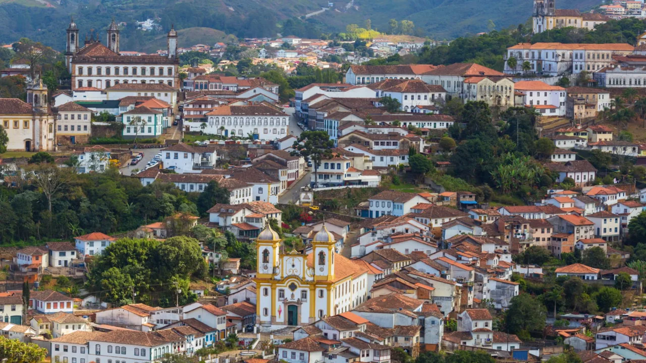 Ouro Preto reúne igrejas, casarões e ruas de pedra entre montanhas // Créditos: depositphotos.com / fredpinheiro.hotmail.com.br