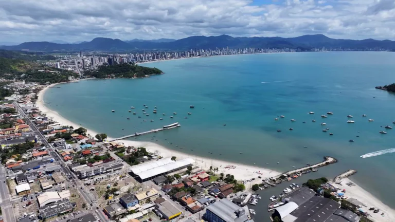 Porto Belo reúne praias tranquilas, mar claro e áreas residenciais próximas ao litoral // Créditos: depositphotos.com / Cristian_Lourenco