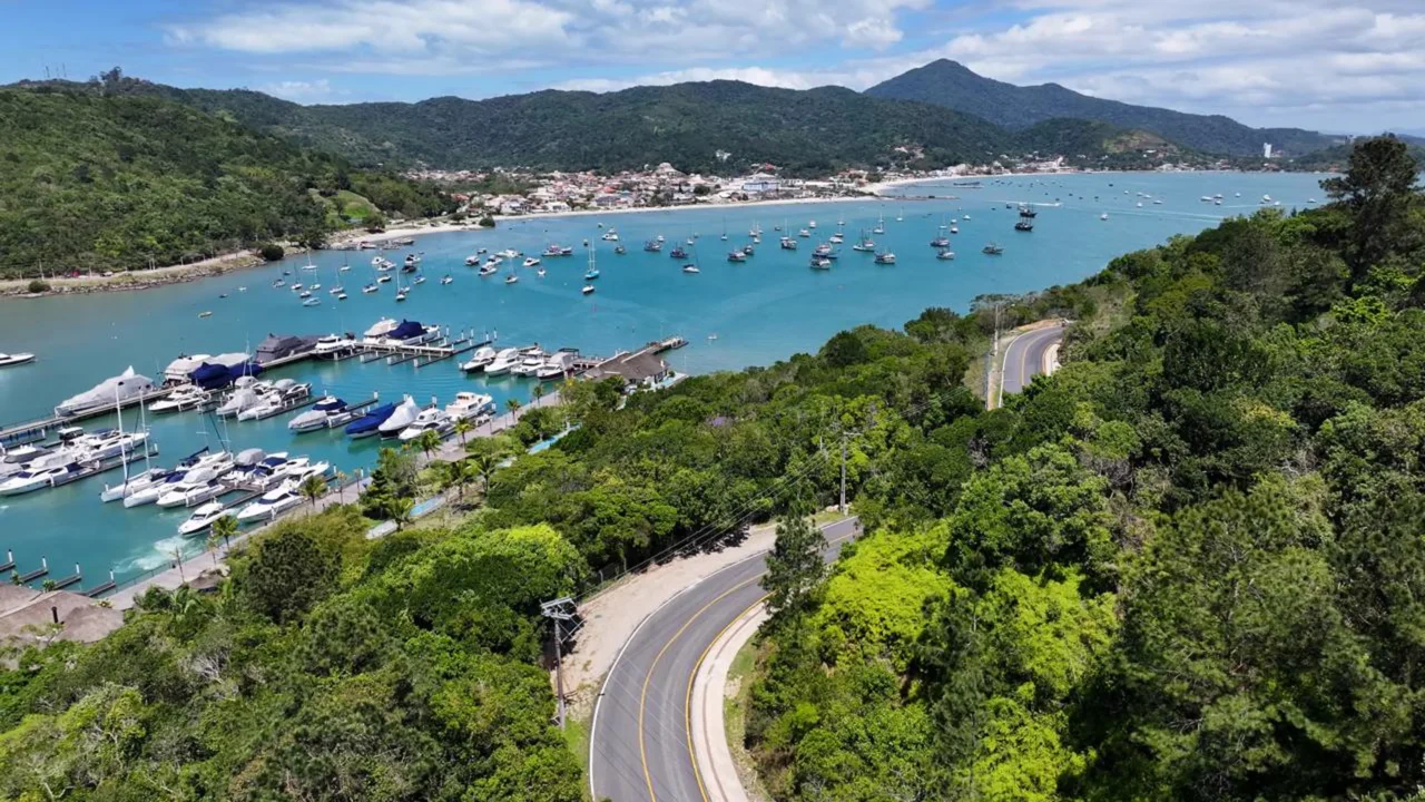 Porto Belo reúne praias tranquilas, mar claro e áreas residenciais próximas ao litoral // Créditos: depositphotos.com / Cristian_Lourenco