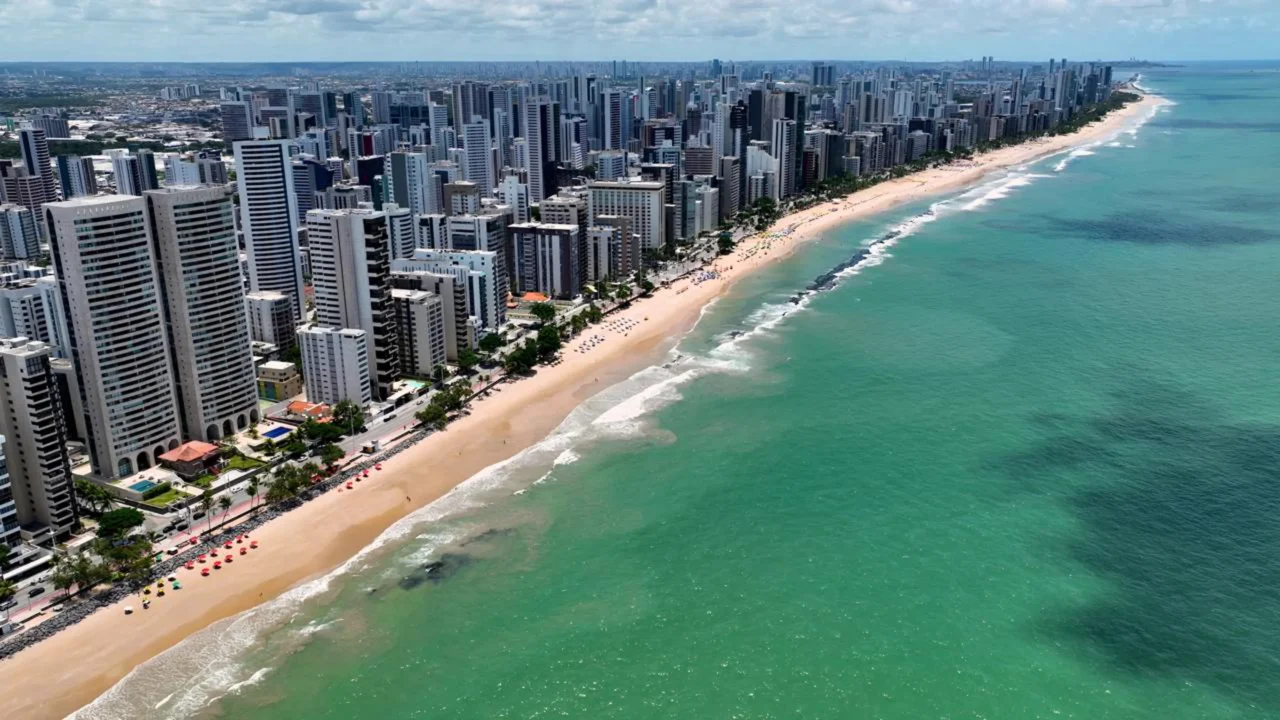 Recife reúne praias urbanas, mar agradável e piscinas naturais //